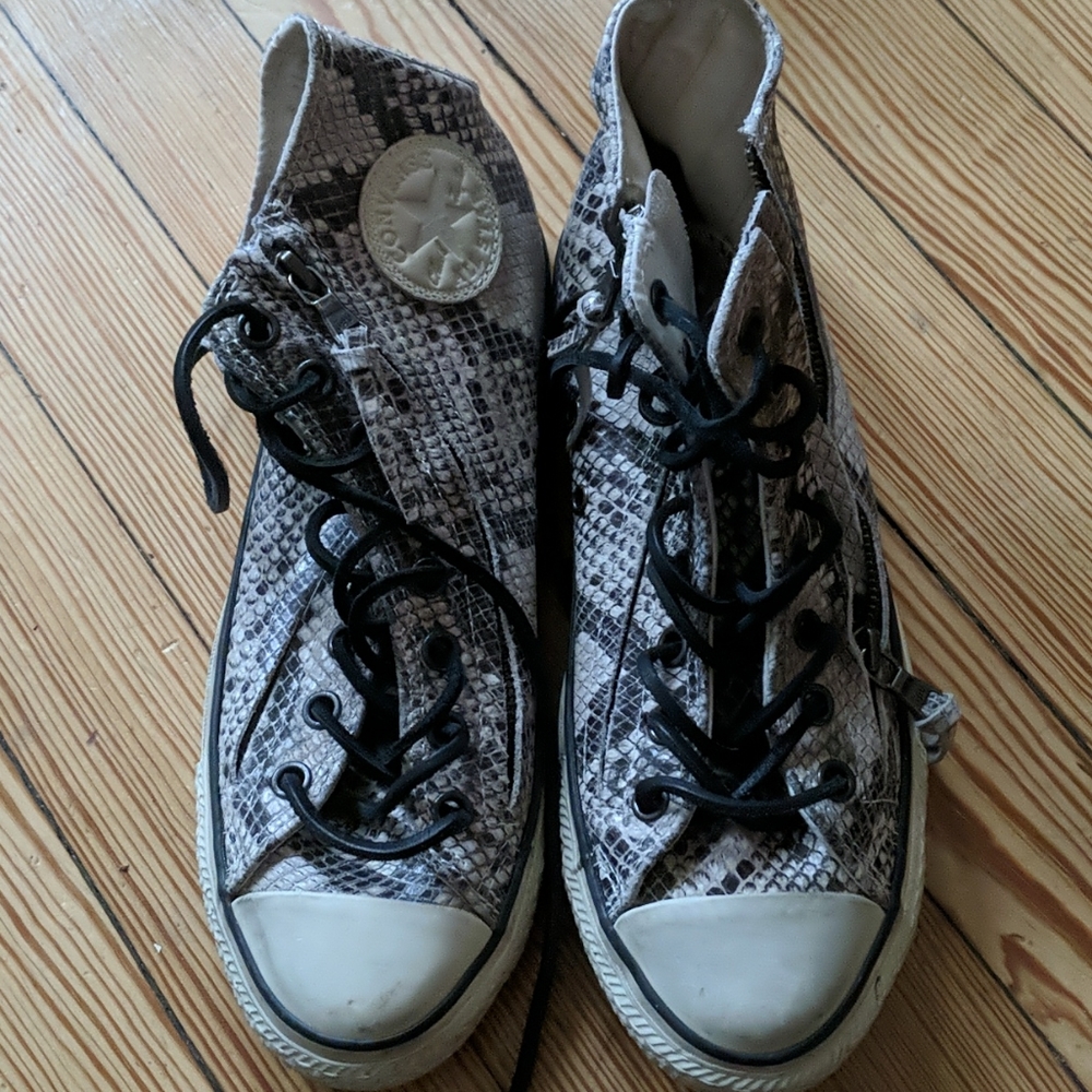 Sneak skin high top converse
